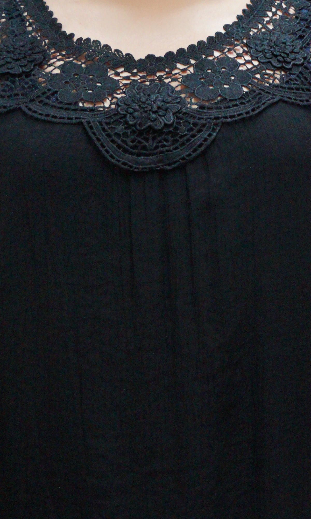 Blusa con aplicación en encaje. MOD. RT-167