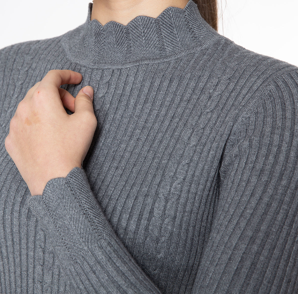 Suéter cerrado cuello mock. MOD. DWQ40-040