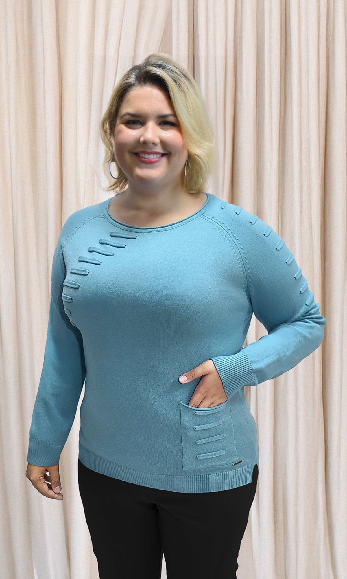 Suéter cerrado con bolsa. MOD. BWQ7C-025.