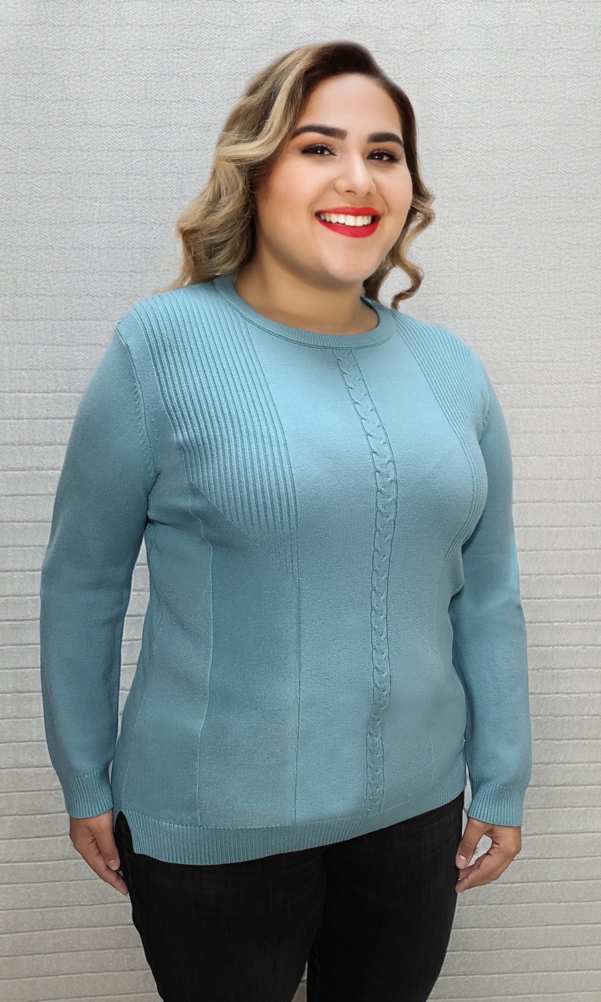 Suéter cerrado con cuello redondo. MOD. BWQ7C-027.