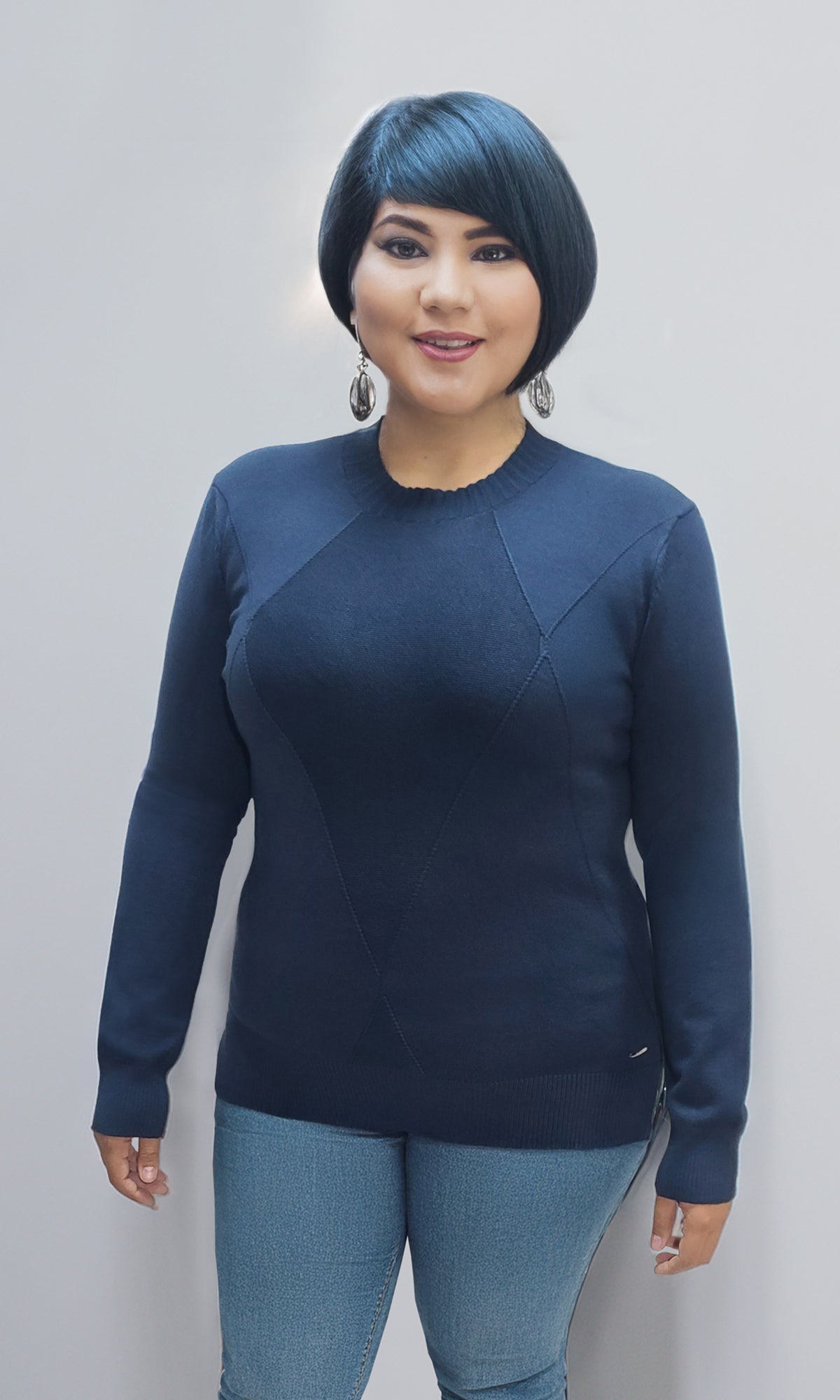 Suéter cerrado con cuello redondo. MOD. BWQ7C-028.