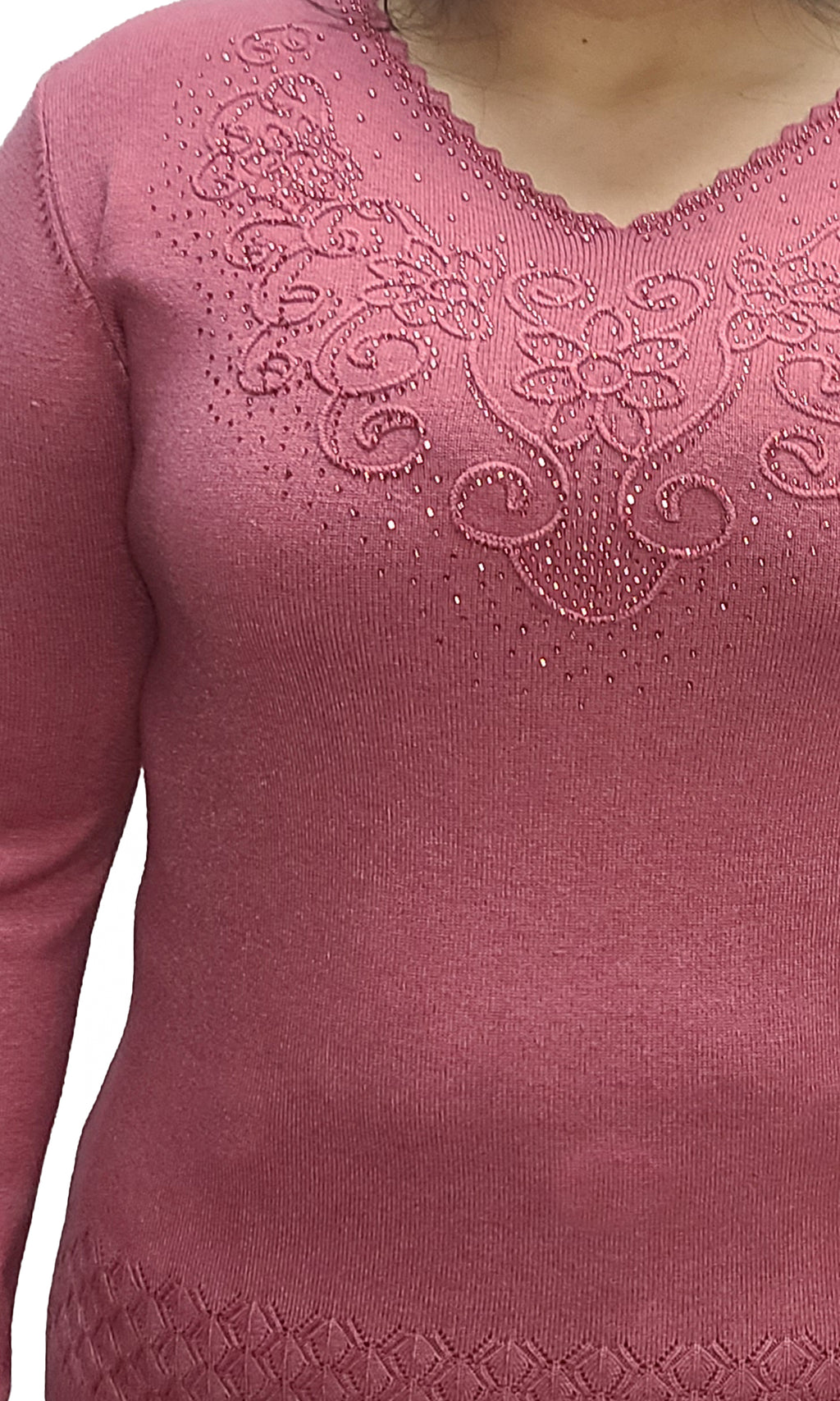Suéter cerrado con cuello V. MOD. BWQ7C-031.