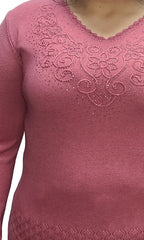 Suéter cerrado con cuello V. MOD. BWQ7C-031.