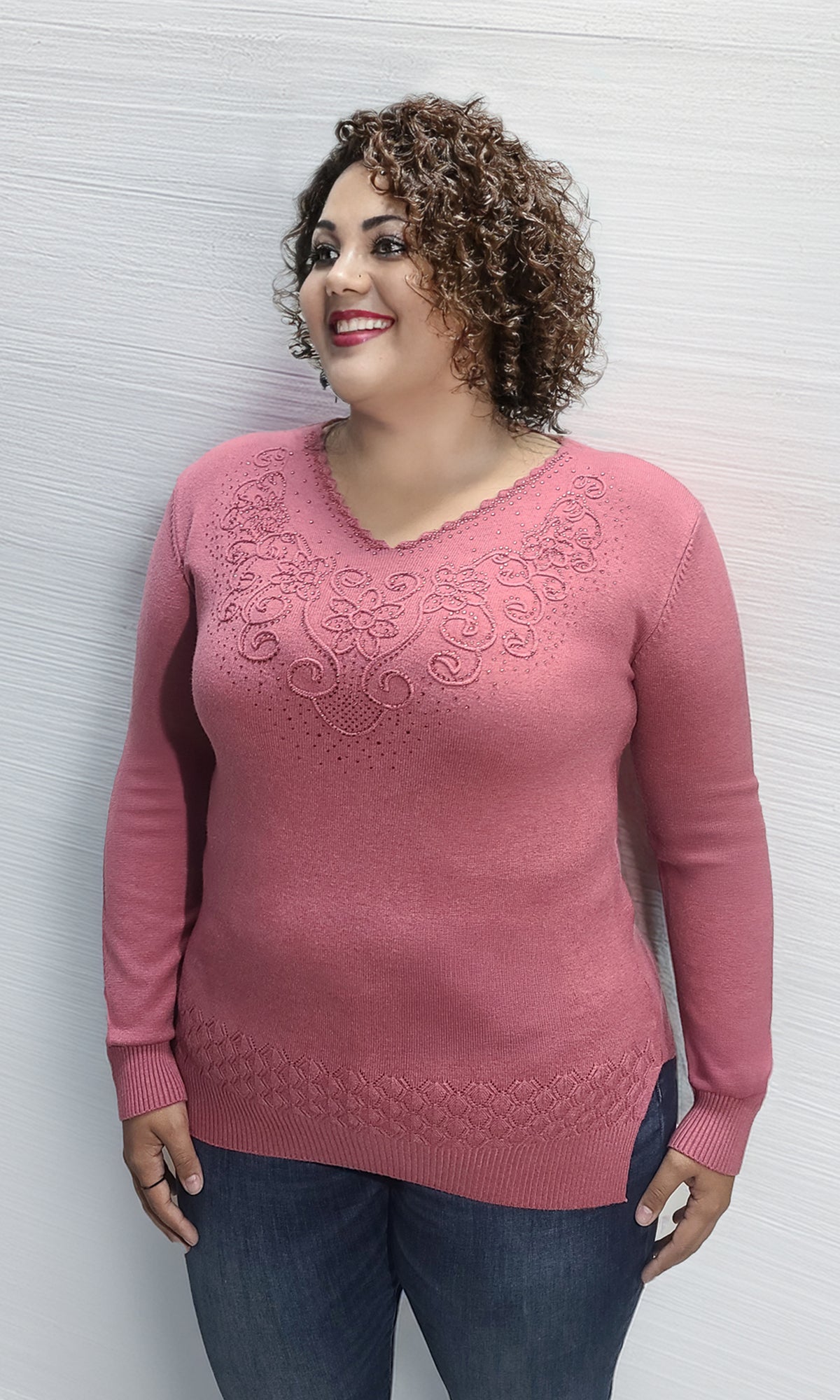 Suéter cerrado con cuello V. MOD. BWQ7C-031.