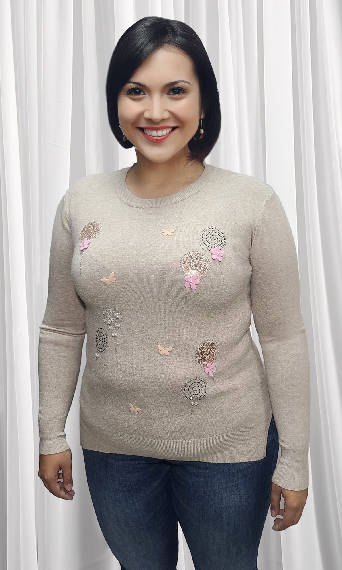 Suéter cerrado con aplicación. MOD. CC12-022.