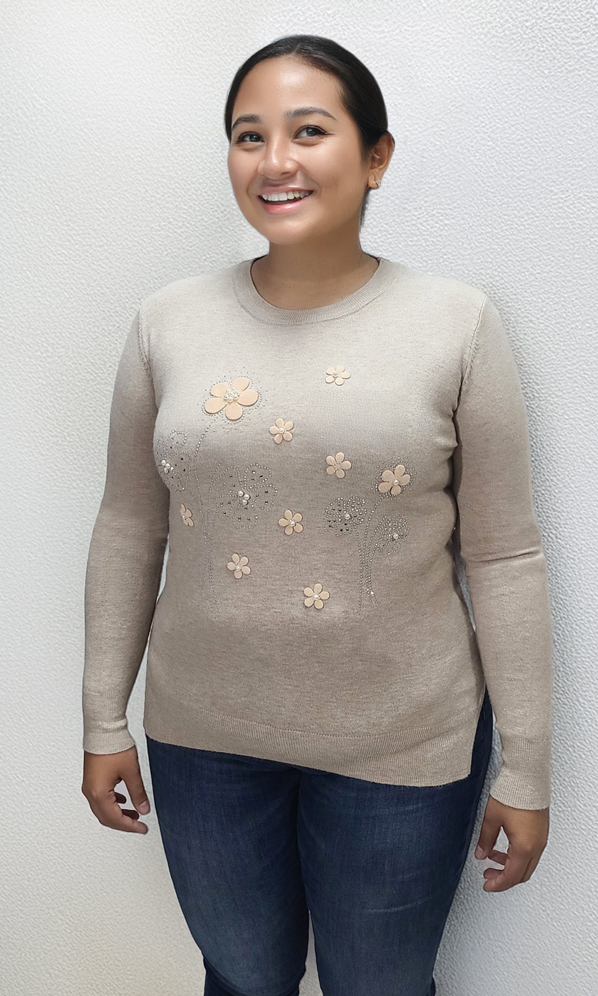 Suéter cerrado con aplicaciones. MOD. CC12-024.