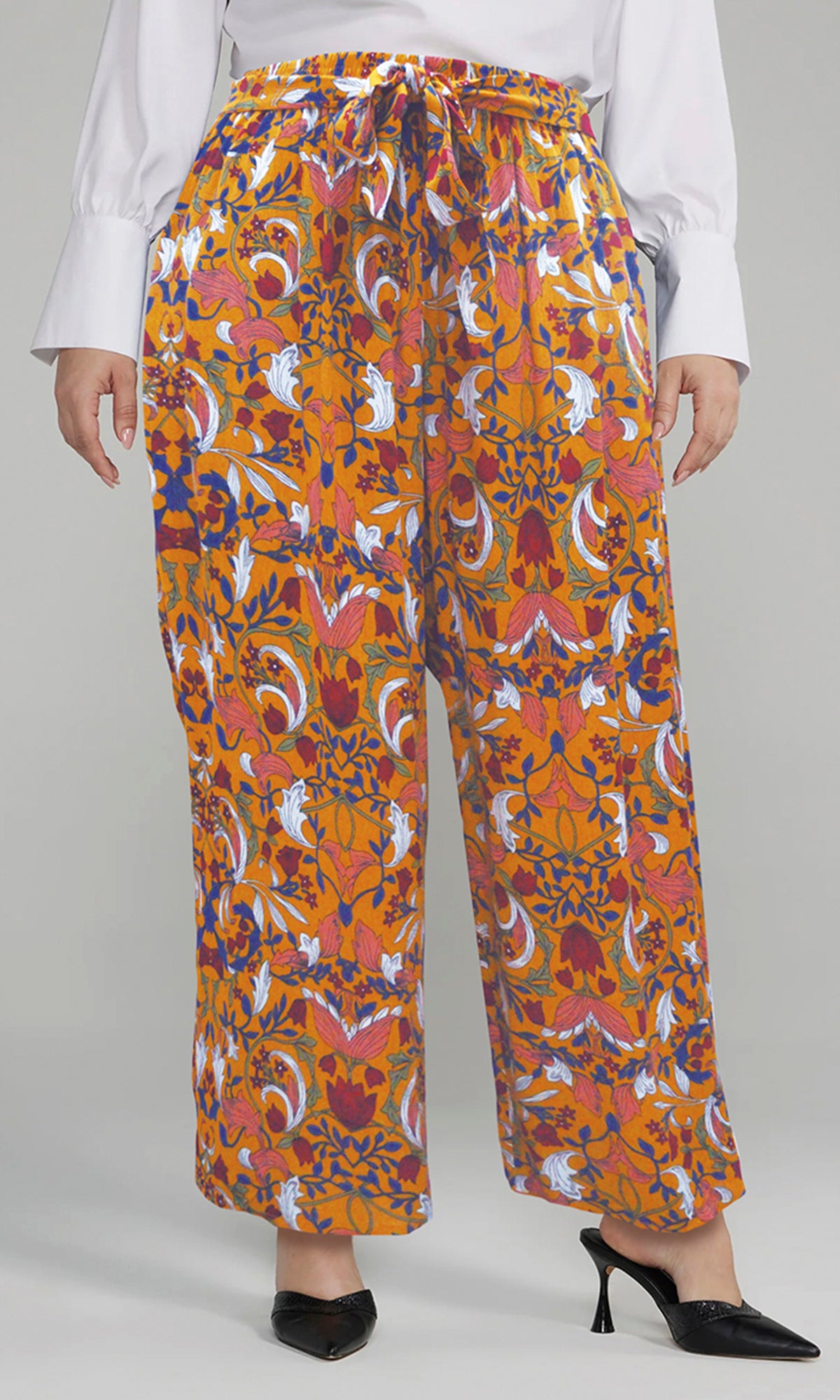 Pantalón con medio cinturón y bolsas. MOD. PRC-018