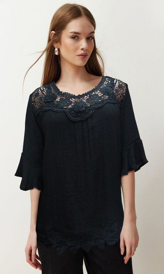 Blusa con aplicación en encaje. MOD. RT-167